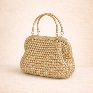 "Bolso 24 Kilates de Amaro Crochet: bolso de mano dorado tejido a mano con acabado metálico efecto piel, boquilla metálica y asas de cadena."