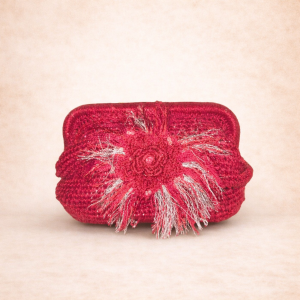 Bolso rojo de gala Amor Incondicional de Amaro Crochet con flor artesanal en técnica de crochet irlandés y detalles de cristales.