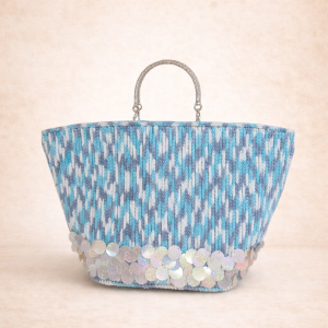 Bolso Cielo de Amaro Crochet tejido a mano en tonos azul y gris con lentejuelones tornasol y asas metálicas plata.