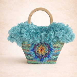 "Bolso Mandala de Amaro Crochet: diseño artesanal tejido con mandala multicolor, textura superior tipo peluche azul y asa circular de acrílico beige."