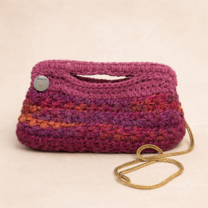 Clutch artesanal en lana premium Herencia Viva tejido a mano con cadena dorada