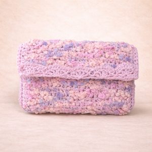 Clutch artesanal rosa y organizador de bolso tejido a mano de 133 gr por Amaro Crochet.