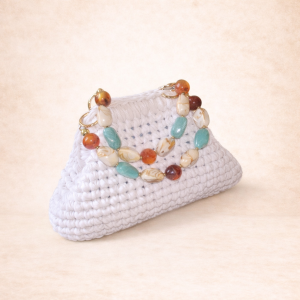 Bolso Perla Brillante tejido a mano en crochet blanco con asa joya artesanal de cuentas