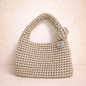 Bolso Nudo Solar de Amaro Crochet tejido a mano en chenille premium, vista frontal sobre fondo neutro