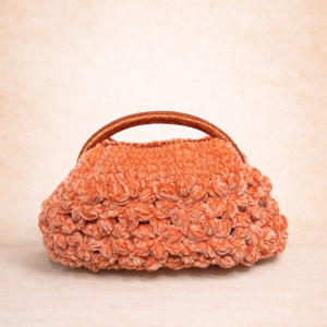 Texto alternativo: Bolso artesanal Flor de Chenille naranja vibrante tejido a crochet con diseño de flores y asa metálica Amaro Crochet.