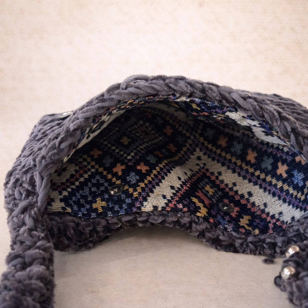 Interior del bolso Eclipse Urbano de autor tejido a mano en chenille, con forro textil estampado y acabado artesanal.