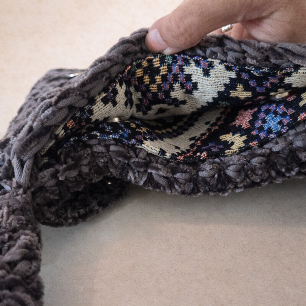 Interior del bolso Eclipse Urbano tejido a mano en chenille, con forro textil estampado y acabado artesanal de autor.